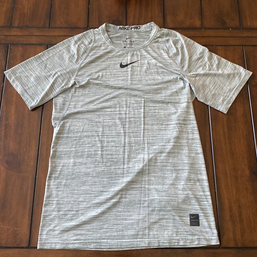 NIKE PRO TEE. DRIFIT. FITTED. MEDIUM. WORN. GREY/SILVER.